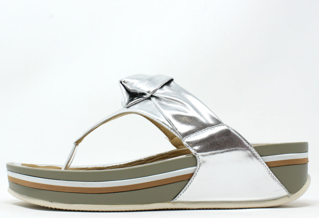 Front Twist Flip Flop