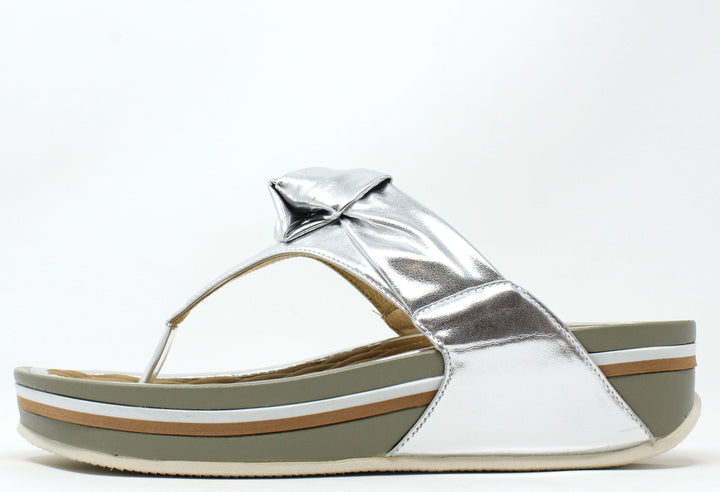 Front Twist Flip Flop